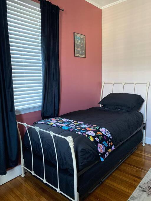 It'S Showtime-Book Lally'S House! Steps To Common! Salem Exteriör bild